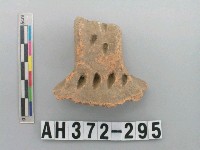 藏品(褐色夾砂陶把)的圖片